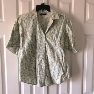 Caribou New York blue, tan & green leaves on branches button up collared shirt M
